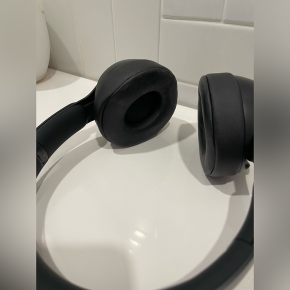 Sonic Bliss: Sleek Beats Solo Pro Headphones for the Ultimate Audio Experience - Picture 3 of 4